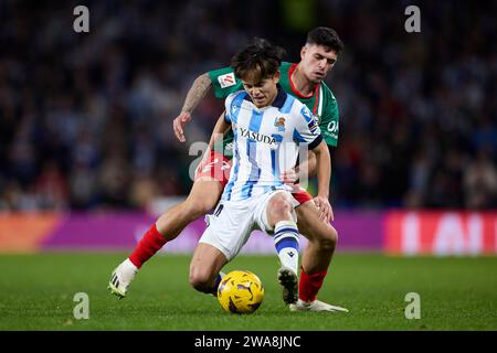 San Sebastian, Espagne. 02 janvier 2024. Takefusa Kubo de Real Sociedad est en compétition pour le ballon avec Javi Lopez de Deportivo Alaves lors du match de LaLiga EA Sports entre Real Sociedad et Deportivo Alaves au Reale Arena le 2 janvier 2024, à San Sebastian, en Espagne. Crédit : AFLO Co. Ltd./Alamy Live News Banque D'Images