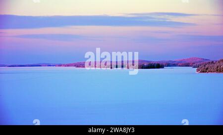 Après-midi d'hiver sur le lac Kallavesi. Vehmersalmi, Kuopio, Finlande, 2023-12-31 13:53 +02. Temp -11 °C, vent N 2 m/s. Banque D'Images