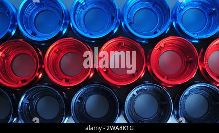 Les tubes métalliques colorés des pièces de moto sont soigneusement disposés Banque D'Images