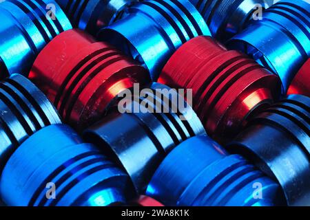 Les tubes métalliques colorés des pièces de moto sont soigneusement disposés Banque D'Images