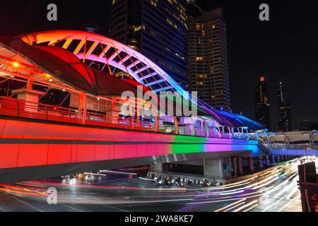 Vue du rétro-éclairage arc-en-ciel public du pont piétonnier de Chong Nonsi à Bangkok, Thaïlande, 27 décembre 2023. Banque D'Images