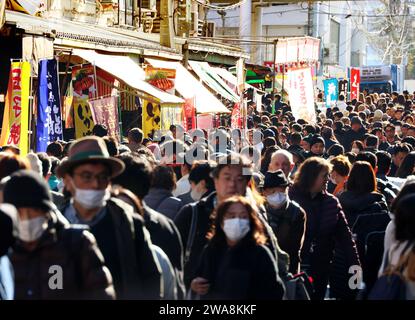 Tokyo, Japon. 29 décembre 2023. Le marché de Tsukiji à Tokyo est bondé par les acheteurs de fin d'année le vendredi 29 décembre 2023. Les gens appréciaient de magasiner des produits marins et des aliments transformés pour préparer les vacances du nouvel an. (Photo de Yoshio Tsunoda/AFLO) Banque D'Images