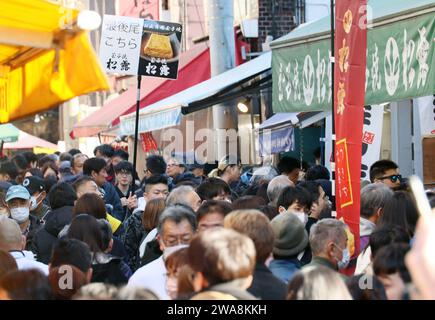 Tokyo, Japon. 29 décembre 2023. Le marché de Tsukiji à Tokyo est bondé par les acheteurs de fin d'année le vendredi 29 décembre 2023. Les gens appréciaient de magasiner des produits marins et des aliments transformés pour préparer les vacances du nouvel an. (Photo de Yoshio Tsunoda/AFLO) Banque D'Images