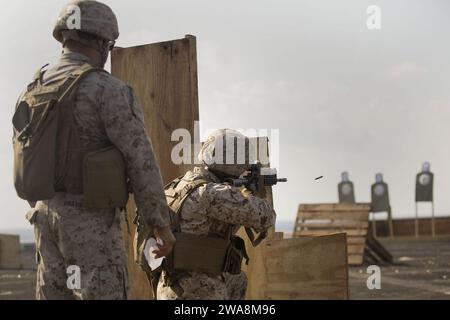 Forces militaires AMÉRICAINES. 170823OC926-009 MER MÉDITERRANÉE (23 août 2017) le sergent Angel Anaya, affecté à la Compagnie des Indes, équipe de débarquement du bataillon, 3e bataillon 6e Marines, observe le caporal lance David F. Sheppard tirant une carabine M4 au cours d'un exercice d'entraînement au tir réel à bord du navire de transport amphibie USS Mesa Verde classe San Antonio (LPD 19), le 23 août, 2017. La portée se concentre sur l'interception de cibles à longue et courte distance. La 24e unité expéditionnaire des Marines est en cours avec le Bataan Amphibious Ready Group pour soutenir les opérations de sécurité maritime et les efforts de coopération en matière de sécurité du théâtre Banque D'Images