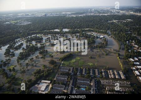 Forces militaires AMÉRICAINES. 170831KA253-0647 HOUSTON (31 août 2017) vue aérienne des inondations causées par l'ouragan Harvey à Houston, Texas, le 31 août 2017. L'ouragan Harvey s'est formé dans le golfe du Mexique et a touché terre dans le sud-est du Texas, causant des inondations et des destructions record dans la région. Les moyens militaires américains ont soutenu la FEMA ainsi que les autorités étatiques et locales dans les opérations de sauvetage et de secours. (Photo de l'US Air Force par Tech. Sergent Larry E. Reid Jr./libéré) Banque D'Images