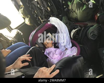 Forces militaires AMÉRICAINES. Marines avec Marine Light Attack Helicopter Squadron 773, Marine Aircraft Group 49, 4th Marine Aircraft Wing, sauver un enfant de l'inondation causée par l'ouragan Harvey à Orange, Texas, le 31 août 2017. La Réserve des Forces marines pose des moyens terrestres, aériens et logistiques afin de soutenir la FEMA, les efforts d'intervention de l'État et des collectivités locales en raison de l'ouragan Harvey. La Réserve du corps des Marines est la force expéditionnaire totale des États-Unis en état de préparation, que ce soit sur le champ de bataille ou pendant les urgences nationales. Banque D'Images