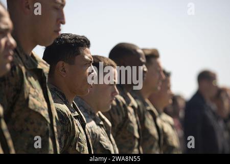 Forces militaires AMÉRICAINES. MER MÉDITERRANÉE (11 septembre 2017) les Marines américains affectés au 3e Bataillon, au 6e Marines, et les marins affectés au navire de débarquement de classe Harpers Ferry USS carter Hall (LSD 50) sont en formation lors d'une cérémonie commémorative de 9/11 à bord du navire le 11 septembre 2017. La 24e unité expéditionnaire des Marines est en cours avec le Bataan Amphibious Ready Group pour soutenir les opérations de sécurité maritime et les efforts de coopération en matière de sécurité du théâtre dans la zone d'opérations de la 6e flotte américaine. (Photo du corps des Marines des États-Unis par lance Cpl Melanye Martinez/libéré) Banque D'Images