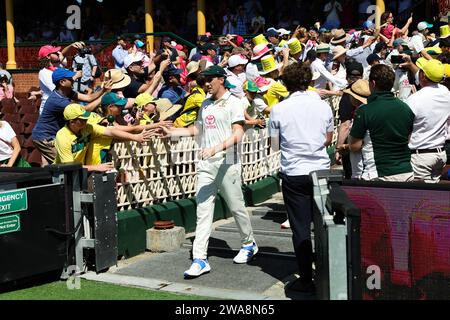 Sydney, Australie, 3 janvier 2024. L'australien Pat Cummins entre sur le terrain lors du jour 1 du troisième test match entre l'Australie et le Pakistan au Sydney Cricket Ground le 03 janvier 2024 à Sydney, en Australie. Crédit : Pete Dovgan/Speed Media/Alamy Live News Banque D'Images