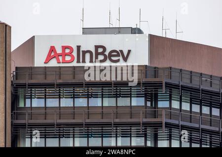 Anheuser Busch InBev Germany Holding GmbH à Brême. 27.12.2023, Bremen GER - logo und Schrift an der Fassade., Bremen Freie Hansestadt Bremen Deutschland, DEU ABInBev *** Anheuser Busch InBev Germany Holding GmbH à Brême 27 12 2023, Bremen GER logo et lettrage sur la façade , Bremen Free Hanseatic City of Brême Allemagne, DEU ABInBev Banque D'Images