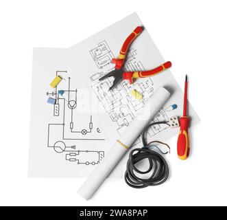 Schémas électriques, fils et outils isolés sur blanc, vue de dessus Banque D'Images