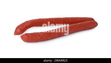 Fines saucisses fumées sèches isolées sur blanc Banque D'Images