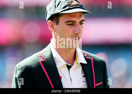 Sydney, Australie, 3 janvier 2024. Pat Cummins d'Australie regarde le jour 1 du troisième test match entre l'Australie et le Pakistan au Sydney Cricket Ground le 03 janvier 2024 à Sydney, Australie. Crédit : Pete Dovgan/Speed Media/Alamy Live News Banque D'Images