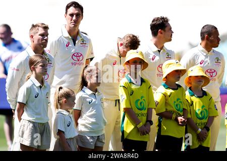 Sydney, Australie, 3 janvier 2024. David Warner d'Australie et Pat Cummins d'Australie lors des hymnes nationaux pendant le jour 1 du troisième test match entre l'Australie et le Pakistan au Sydney Cricket Ground le 03 janvier 2024 à Sydney, en Australie. Crédit : Pete Dovgan/Speed Media/Alamy Live News Banque D'Images