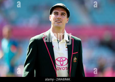Sydney, Australie, 3 janvier 2024. Pat Cummins d'Australie regarde le jour 1 du troisième test match entre l'Australie et le Pakistan au Sydney Cricket Ground le 03 janvier 2024 à Sydney, Australie. Crédit : Pete Dovgan/Speed Media/Alamy Live News Banque D'Images