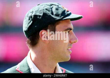 Sydney, Australie, 3 janvier 2024. Pat Cummins d'Australie regarde le jour 1 du troisième test match entre l'Australie et le Pakistan au Sydney Cricket Ground le 03 janvier 2024 à Sydney, Australie. Crédit : Pete Dovgan/Speed Media/Alamy Live News Banque D'Images