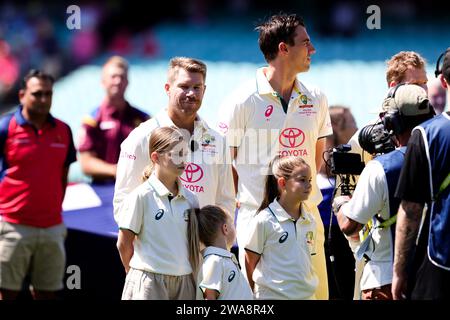 Sydney, Australie, 3 janvier 2024. David Warner d'Australie et Pat Cummins d'Australie lors des hymnes nationaux pendant le jour 1 du troisième test match entre l'Australie et le Pakistan au Sydney Cricket Ground le 03 janvier 2024 à Sydney, en Australie. Crédit : Pete Dovgan/Speed Media/Alamy Live News Banque D'Images