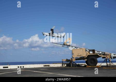 Forces militaires AMÉRICAINES. 170926CK339-023 MER MÉDITERRANÉE (26 septembre 2017) – des Marines attachés à l’unité de surveillance aérienne sans pilote de la 15e unité expéditionnaire des Marines (MEU) lancent un Blackjack RQ-21a à bord du navire amphibie de transport USS San Diego (LPD 22), de classe San Antonio, le 26 septembre 2017. Les Marines effectuent des vols d'entraînement pour maintenir leurs compétences en préparation d'éventuelles missions dans la zone d'opérations de la 6e flotte américaine. San Diego est déployé avec l'America Amphibious Ready Group et le 15th MEU pour soutenir les opérations de sécurité maritime et les efforts de coopération en matière de sécurité du théâtre aux États-Unis Banque D'Images