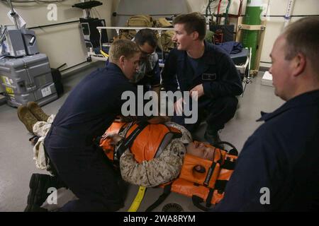 Forces militaires AMÉRICAINES. 170930CK339-030 MER MÉDITERRANÉE (30 septembre 2017) – des marins sécurisent un Marine avec des blessures simulées sur une civière lors d’un exercice d’entraînement aux blessés massifs à bord du navire de transport amphibie de classe San Antonio USS San Diego (LPD 22), 30 septembre 2017. L'exercice simulé a eu lieu afin de former les marins et les Marines à faire face à de multiples pertes. San Diego est déployé avec l'America Amphibious Ready Group et la 15th Marine Expeditionary Unit pour soutenir les opérations de sécurité maritime et les efforts de coopération en matière de sécurité du théâtre dans la zone d'opérations de la 6th Fleet des États-Unis. ( Banque D'Images