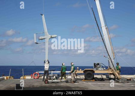 Forces militaires AMÉRICAINES. 171002CK339-011 MER MÉDITERRANÉE (2 octobre 2017) – les Marines affectés à l’unité de surveillance aérienne sans pilote de la 15e unité expéditionnaire des Marines (MEU) récupèrent un Blackjack RQ-21a à bord du navire amphibie de transport USS San Diego (LPD 22), classe San Antonio, 2,2017 octobre. Le Blackjack RQ-21a effectue des vols d'entraînement pour maintenir la maîtrise de la préparation pour les missions possibles. San Diego est déployé avec l'America Amphibious Ready Group et le 15th MEU pour soutenir les opérations de sécurité maritime et les efforts de coopération en matière de sécurité du théâtre dans la zone de la 6th Fleet of oper des États-Unis Banque D'Images