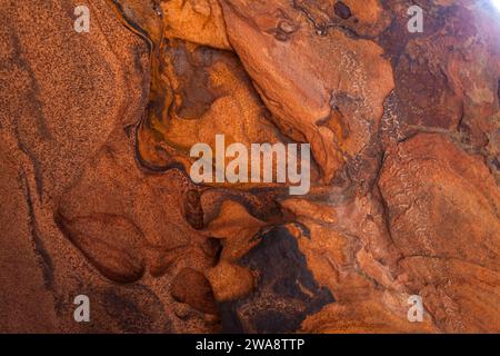 Falaises rocheuses de grès avec une forte concentration de fer formant des motifs uniques au parc national de Zion, Utah. Banque D'Images