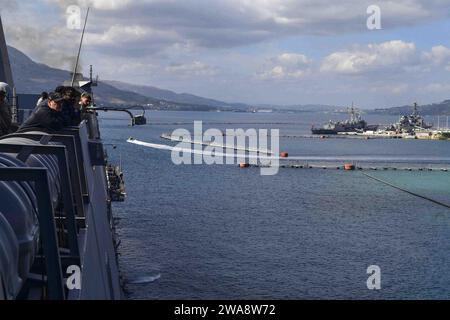 Forces militaires AMÉRICAINES. 171015BK384-076 BAIE DE SOUDA, Grèce (15 octobre 2017) des marins et des marines à bord du navire amphibie de transport à quai de classe San Antonio USS San Diego (LPD 22) observent sur l'aile du pont alors que le navire arrive dans la baie de Souda, Grèce, pour une visite portuaire prévue le 15 octobre 2017. San Diego est déployé avec l'America Amphibious Ready Group et la 15th Marine Expeditionary Unit pour soutenir la sécurité maritime et la coopération en matière de sécurité du théâtre dans la zone d'opérations de la 6th Fleet. (Photo de l'US Navy par Justin A. Schoenberger, spécialiste des communications de masse de 3e classe/publié) Banque D'Images