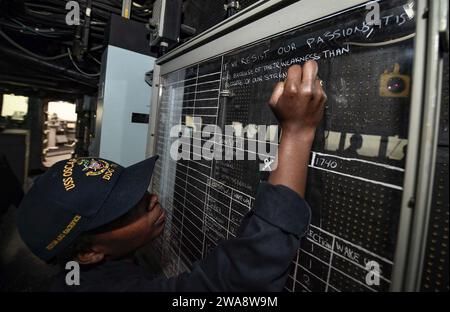 Forces militaires AMÉRICAINES. 171016UY653-161 ATLANTIC OCEAN (16 octobre 2017) l'enseigne Teashla Moody écrit un message de motivation dans la pilothouse du destroyer de missiles guidés de classe Arleigh Burke USS Oscar Austin (DDG 79), le 16 octobre 2017. Oscar Austin participe à un déploiement de routine soutenant les intérêts de sécurité nationale des États-Unis en Europe, et augmentant la coopération en matière de sécurité du théâtre et la présence navale avancée dans la zone d'opérations de la 6e flotte américaine. (Photo de l'US Navy par Ryan Utah Kledzik, spécialiste des communications de masse de 2e classe/publié) Banque D'Images