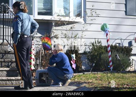 Les chats sont pris en charge par le sauvetage des animaux, les autorités locales et fédérales. Trois chatons se sont rendus après avoir été gardés dans une famille d'accueil à Fair Lawn. Jolly, Jack et Frost ont été remis en toute sécurité sous la garde de Treasure fur-Ever Animal Rescue après une opération de récupération dans une résidence à Fair Lawn, mardi matin. Les responsables du sauvetage persuadèrent la famille d'accueil de faire ce qu'il fallait et de rendre les trois chatons. Treasure fur-Ever Animal Rescue dit que les trois chatons seront vus dès que possible par un vétérinaire agréé pour s'assurer qu'ils sont tous en bonne santé et l'Animal Rescue dit cela Banque D'Images