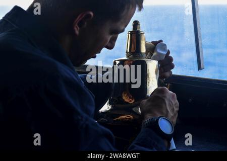 Forces militaires AMÉRICAINES. 171022BK384-046 MER MÉDITERRANÉE (22 octobre 2017) le matelot Andrew Picard, de Sacramento, en Californie, fait briller la cloche du navire sur le pont du navire amphibie USS San Diego (LPD 22), de classe San Antonio, le 22 octobre 2017. San Diego est déployé avec l'America Amphibious Ready Group et la 15th Marine Expeditionary Unit pour soutenir la sécurité maritime et la coopération en matière de sécurité du théâtre dans la zone d'opérations de la 6th Fleet. (Photo de l'US Navy par Justin A. Schoenberger, spécialiste des communications de masse de 3e classe/publié) Banque D'Images