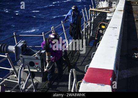 Forces militaires AMÉRICAINES. 171023BK384-329 MER MÉDITERRANÉE (23 octobre 2017) Aviation Boatswain’s Mate (Fuel) 3rd Class Logan Carlson (à gauche), de Vancouver, Washington, le matelot de bord Ryan Sharland, de Newport Beach, en Californie, d’Aviation Boatswain, se prépare à effectuer des opérations de ravitaillement en carburant sur le pont d’envol du navire amphibie USS San Diego (LPD 22) de classe San Antonio, le 23 octobre 2017. San Diego est déployé avec l'America Amphibious Ready Group et la 15th Marine Expeditionary Unit pour soutenir la sécurité maritime et la coopération en matière de sécurité du théâtre dans la zone de la 6th Fleet Banque D'Images