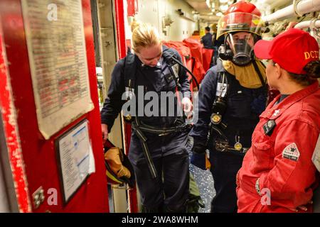 Forces militaires AMÉRICAINES. 171023QR145-004 SOUDA BAY, Greece (23 octobre 2017) Damage Controlman 3rd Class Emily Rogers, à gauche, Rachel Valtierrez, spécialiste culinaire de 3e classe, au milieu, met de l'équipement de lutte contre les incendies pendant l'entraînement au contrôle des dégâts dirigé par Damage Controlman de 1e classe Stephanie Garrison, à droite, à bord du destroyer de missiles guidés de classe Arleigh Burke USS porter (DDG 78) alors qu'il était à Souda Bay, Grèce le 23 octobre 2017. Porter, déployé à l'avant à Rota, en Espagne, est à sa quatrième patrouille dans la zone d'opérations de la 6e flotte américaine à l'appui des alliés et partenaires régionaux, et de l'inter de sécurité nationale des États-Unis Banque D'Images