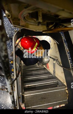 Forces militaires AMÉRICAINES. 171023QR145-022 SOUDA BAY, Grèce (23 octobre 2017) technicien cryptologique (collection) Jabarri Hughes de 2e classe entre dans une trappe pendant un exercice d'entraînement au contrôle des dégâts à bord du destroyer de missiles guidés de classe Arleigh Burke USS porter (DDG 78) alors qu'il se trouvait dans la baie de Souda, Grèce, le 23 octobre 2017. Porter, déployé à l’avant à Rota, en Espagne, en est à sa quatrième patrouille dans la zone d’opérations de la 6e flotte américaine en soutien aux alliés et partenaires régionaux et aux intérêts de sécurité nationale des États-Unis en Europe. (Photo de l'US Navy par la spécialiste des communications de masse de 3e classe Krystina Coffey/ publiée) Banque D'Images