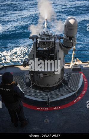 Forces militaires AMÉRICAINES. 171024FP878-384 OCÉAN ATLANTIQUE (24 octobre 2017) Gunner’s Mate de 3e classe David Gonzales est observateur de la sécurité lors du tir d’un canon Mark 38 de 25 mm pour un exercice de visée de précision et d’étalonnage à bord du destroyer à missiles guidés de classe Arleigh Burke USS Donald Cook (DDG 75) le 24 octobre 2017. Donald Cook, déployé à Rota, en Espagne, en est à sa sixième patrouille dans la zone d’opérations de la 6e flotte américaine en soutien aux alliés et partenaires régionaux et aux intérêts de sécurité nationale des États-Unis en Europe. (Photo de l'US Navy par le spécialiste des communications de masse de 1e classe Theron J. God Banque D'Images