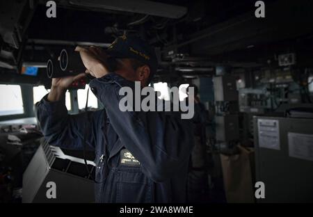 Forces militaires AMÉRICAINES. 171024UY653-061 OCÉAN ATLANTIQUE (24 octobre 2017) l'enseigne Lawrence Wilson III est l'officier de surveillance de pont à bord du destroyer de missiles guidés de classe Arleigh Burke USS Oscar Austin (DDG 79) 24 octobre 2017. Oscar Austin participe à un déploiement de routine soutenant les intérêts de sécurité nationale des États-Unis en Europe, et augmentant la coopération en matière de sécurité du théâtre et la présence navale avancée dans la zone d'opérations de la 6e flotte américaine. (Photo de l'US Navy par Ryan Utah Kledzik, spécialiste des communications de masse de 2e classe/publié) Banque D'Images