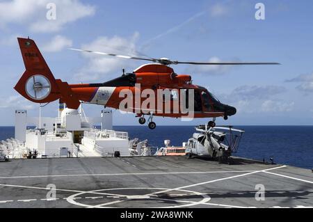 Forces militaires AMÉRICAINES. 171025PG340-205 CARIBBEAN SEA (25 octobre 2017) Un hélicoptère Dolphin HH-65C de la Garde côtière effectue les qualifications d'atterrissage sur le pont à bord du navire-hôpital USNS Comfort (T-AH 20) du Military Sealift Command. Comfort opère dans les environs de Ponce, Porto Rico. Le ministère de la Défense appuie la Federal Emergency Management Agency, l'agence fédérale chef de file, pour aider les personnes touchées par l'ouragan Maria à minimiser les souffrances et constitue une composante de l'effort global de réponse de l'ensemble du gouvernement. (Photo de l'US Navy par Stephan, spécialiste des communications de masse de 2e classe Banque D'Images