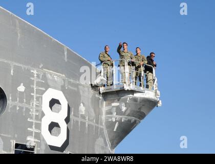 Forces militaires AMÉRICAINES. 171025JQ001-013 GULFPORT, Mississippi (25 octobre 2017) des marins affectés au Naval Mobile Construction Battalion (NMCB) 1 observent le navire de transport rapide USNS Yuma (EPF 8) qui arrive à Gulfport, Mississippi, après avoir participé à la Southern Partnership Station (SPS) 2017. SPS-17 est un déploiement de la marine américaine exécuté par le Commandement Southern des Forces navales américaines/la 4e flotte américaine, axé sur les échanges d'experts en la matière avec les militaires et les forces de sécurité des nations partenaires en Amérique centrale et du Sud. (Photo de l'US Navy par le constructeur de 3e classe Alexa Trafton/publié) Banque D'Images