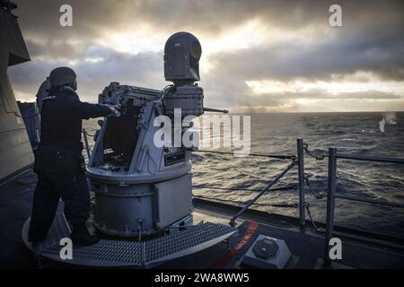 Forces militaires AMÉRICAINES. 171026UY653-110 ATLANTIC OCEAN (26 octobre 2017) Gunner's Mate de 2e classe Ashley Hammaker tire une mitrailleuse Mark 38 25 mm à bord du destroyer à missiles guidés de classe Arleigh Burke USS Oscar Austin (DDG 79) le 26 octobre 2017. Oscar Austin participe à un déploiement de routine soutenant les intérêts de sécurité nationale des États-Unis en Europe, et augmentant la coopération en matière de sécurité du théâtre et la présence navale avancée dans la zone d'opérations de la 6e flotte américaine. (Photo de l'US Navy par Ryan Utah Kledzik, spécialiste des communications de masse de 2e classe/publié) Banque D'Images