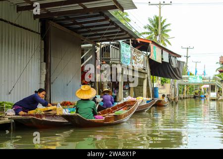 3 janvier 2020, Thaïlande : Portrait de la détentrice de stalle de marché féminin mature, marché flottant Damnoen Saduak, Thaïlande Banque D'Images