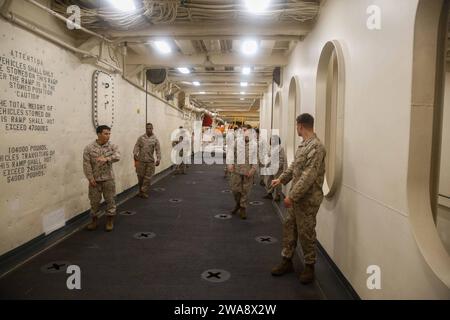 Forces militaires AMÉRICAINES. 171030CK339-024 MER MÉDITERRANÉE (30 octobre 2017) – les Marines affectés à la 15e unité expéditionnaire des Marines (MEU) font la démonstration de manœuvres d’équipe de pompiers lors d’un cours de caporal à bord du navire amphibie de transport de classe San Antonio USS San Diego (LPD 22), le 30 octobre 2017. San Diego est déployé avec l'America Amphibious Ready Group et le 15th MEU pour soutenir les opérations de sécurité maritime et les efforts de coopération en matière de sécurité du théâtre dans la zone d'opérations de la 6th Fleet. (Photo du corps des Marines des États-Unis par le caporal Jeremy Laboy/non publiée) Banque D'Images