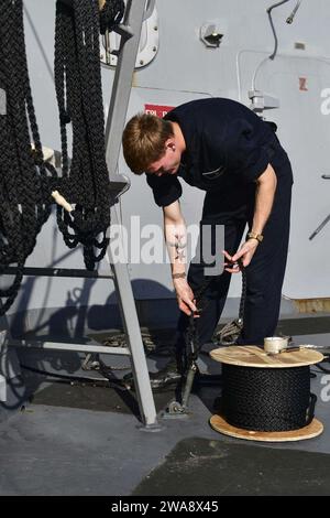 Forces militaires AMÉRICAINES. 171031BK384-044 MEDITERRANEAN SEA (31 octobre 2017) le matelot Andrew Graham, de Jacksonville, en Floride, remplace les lignes de drisse sur l’aile du pont à bord du navire amphibie USS San Diego (LPD 22), de classe San Antonio, 31 octobre 2017. San Diego est déployé avec l'America Amphibious Ready Group et la 15th Marine Expeditionary Unit pour soutenir la sécurité maritime et la coopération en matière de sécurité du théâtre dans la zone d'opérations de la 6th Fleet. (Photo de l'US Navy par Justin A. Schoenberger, spécialiste des communications de masse de 3e classe/publié) Banque D'Images