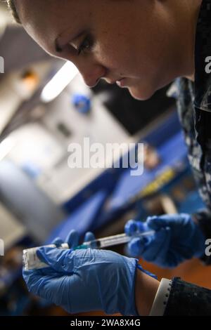 Forces militaires AMÉRICAINES. 1710230FP878-031 STATION NAVALE DE ROTA, Espagne (30 octobre 2017) l'hospitalière Jessica Ferguson, de Chattanooga, Tennessee, immunise les marins à bord du destroyer de missiles guidés de classe Arleigh Burke USS Donald Cook (DDG 75) le 30 octobre 2017. Donald Cook, déployé à Rota, en Espagne, en est à sa sixième patrouille dans la zone d’opérations de la 6e flotte américaine en soutien aux alliés et partenaires régionaux et aux intérêts de sécurité nationale des États-Unis en Europe. (Photo de l'US Navy par Theron J. Godbold, spécialiste des communications de masse de 1e classe /publié) Banque D'Images