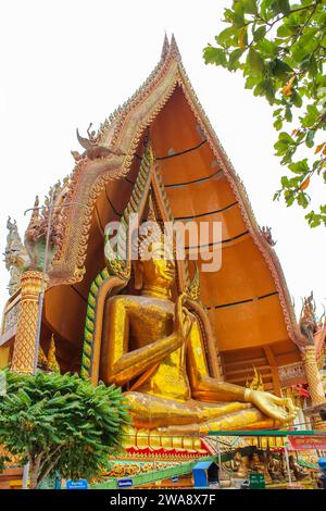 Kanchanaburi, Thaïlande, août 25 2020 : Wat Tham Suea - un Bouddha de 18 mètres de haut construit en 1973 est le centre de ce temple bien connu sur une colline. Banque D'Images