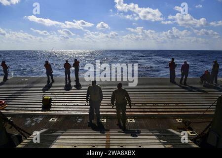 Forces militaires AMÉRICAINES. 171105BK384-034 MER MÉDITERRANÉE (5 novembre 2017) les marins et les Marines affectés au quai de transport amphibie de classe San Antonio USS San Diego (LPD 22) et à la 15th Marine Expeditionary Unit (MEU) embarquent au large de la porte arrière du navire lors d’un appel de pêche à l’échelle du navire le 5 novembre 2017. San Diego est déployé avec l'America Amphibious Ready Group et le 15th MEU pour soutenir la sécurité maritime et la coopération en matière de sécurité du théâtre dans les efforts déployés dans la zone d'opérations de la 6th Fleet. (Photo de l'US Navy par Justin A. Schoenberger, spécialiste des communications de masse de 3e classe/publié) Banque D'Images