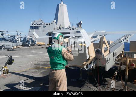 Forces militaires AMÉRICAINES. 171106CK339-003 MER MÉDITERRANÉE (6 nov. 2017) – le caporal lance Derek Dillow, affecté à l’unité de surveillance aérienne sans pilote de la 15th Marine Expeditionary Unit (MEU), installe un Blackjack RQ-21a à bord du navire de transport amphibie USS San Diego (LPD 22) le 6,2017 novembre. Les Marines effectuent des vols d'entraînement pour maintenir la préparation et la compétence. San Diego est déployé avec l'America Amphibious Ready Group et le 15th MEU pour soutenir les opérations de sécurité maritime et les efforts de coopération en matière de sécurité du théâtre dans la zone d'opérations de la 6th Fleet des États-Unis Corps des Marines ph Banque D'Images