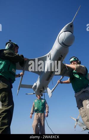 Forces militaires AMÉRICAINES. 171106CK339-002 MER MÉDITERRANÉE (6 nov. 2017) – des Marines et des entrepreneurs affectés à l’unité de surveillance aérienne sans pilote de la 15th Marine Expeditionary Unit (MEU) ont installé un Blackjack RQ-21a à bord du quai de transport amphibie de classe San Antonio USS San Diego (LPD 22) le 6 novembre 2017. Les Marines effectuent des vols d'entraînement pour maintenir la préparation et la compétence. San Diego est déployé avec l'America Amphibious Ready Group et le 15th MEU pour soutenir les opérations de sécurité maritime et les efforts de coopération en matière de sécurité du théâtre dans la zone d'opérations de la 6th Fleet des États-Unis Marine corps pho Banque D'Images