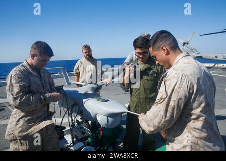 Forces militaires AMÉRICAINES. 171106CK339-001 MER MÉDITERRANÉE (6 nov. 2017) – des Marines et des entrepreneurs affectés à l’unité de surveillance aérienne sans pilote de la 15th Marine Expeditionary Unit (MEU) inspectent un Blackjack RQ-21a à bord du quai de transport amphibie de classe San Antonio USS San Diego (LPD 22) le 6,2017 novembre. Les Marines effectuent des vols d'entraînement pour maintenir la préparation et la compétence. San Diego est déployé avec l'America Amphibious Ready Group et le 15th MEU pour soutenir les opérations de sécurité maritime et les efforts de coopération en matière de sécurité du théâtre dans la zone d'opérations de la 6th Fleet des États-Unis Marine corps pho Banque D'Images