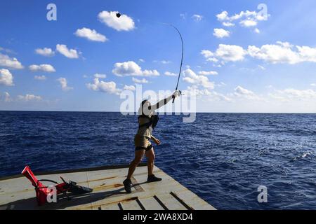 Forces militaires AMÉRICAINES. 171105BK384-141 MEDITERRANEAN SEA (5 novembre 2017) Boatswain’s Mate de 3rd Class Aaron Lanfranco, d’Austin, Texas, affecté au département du pont à bord du navire amphibie de transport de classe San Antonio USS San Diego (LPD 22), pêche au large de la porte arrière du navire lors d’un appel de pêche le 5 novembre 2017. San Diego est déployé avec l'America Amphibious Ready Group et la 15th Marine Expeditionary Unit pour soutenir la sécurité maritime et la coopération en matière de sécurité du théâtre dans la zone d'opérations de la 6th Fleet. (Photo de l'US Navy par Mass communication specialis Banque D'Images