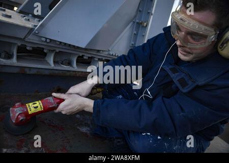 Forces militaires AMÉRICAINES. 171106UY653-008 OCÉAN ATLANTIQUE (6 novembre 2017) technicien cryptologique (technique) le matelot Stephen Smith effectue la maintenance de la préservation de la surface à bord du destroyer de missiles guidés de classe Arleigh Burke USS Oscar Austin (DDG 79) le 6 novembre 2017. Oscar Austin participe à un déploiement de routine soutenant les intérêts de sécurité nationale des États-Unis en Europe, et augmentant la coopération en matière de sécurité du théâtre et la présence navale avancée dans la zone d'opérations de la 6e flotte américaine. (Photo de l'US Navy par Ryan Utah Kledzik, spécialiste des communications de masse de 2e classe/publié) Banque D'Images