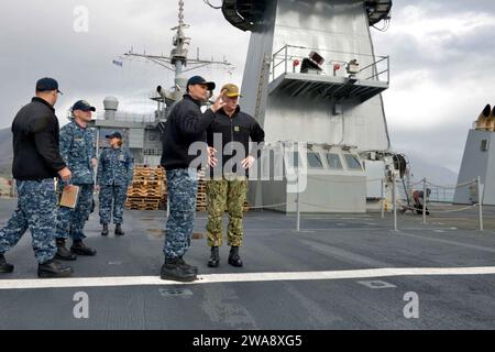 Forces militaires AMÉRICAINES. 171107GL340-025 GAETA, Italie (7 novembre 2017) le capitaine Kavon Hakimzadeh, commandant du navire de commandement amphibie de la classe Blue Ridge USS Mount Whitney (LCC 20) donne au vice-amiral Christopher Grady, commandant de la 6e flotte américaine, une visite du navire le 7 novembre 2017. Le mont Whitney, déployé à Gaeta, en Italie, opère avec un équipage combiné de marins de la marine américaine et de marins de la fonction publique du Military Sealift Command. (Photo de l'US Navy par Michael Feddersen, spécialiste des communications de masse de 2e classe/publié) Banque D'Images