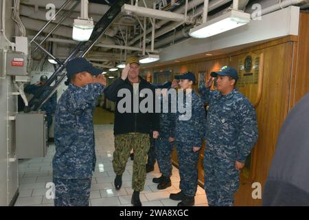 Forces militaires AMÉRICAINES. 171107GL340-097 GAETA, Italie (le 7 novembre 2017) le vice-amiral Christopher Grady, commandant de la 6e flotte américaine, salue les acolytes alors qu’il quitte le navire de commandement amphibie de classe Blue Ridge USS Mount Whitney (LCC 20) le 7 novembre 2017. Le mont Whitney, déployé à Gaeta, en Italie, opère avec un équipage combiné de marins de la marine américaine et de marins de la fonction publique du Military Sealift Command. (Photo de l'US Navy par Michael Feddersen, spécialiste des communications de masse de 2e classe/publié) Banque D'Images