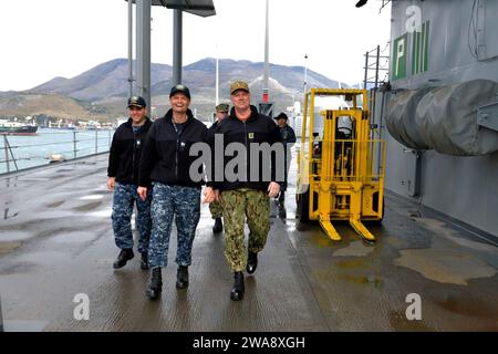 Forces militaires AMÉRICAINES. 171107GL340-006 GAETA, Italie (7 novembre 2017) le capitaine Kavon Hakimzadeh, commandant du navire de commandement amphibie de la classe Blue Ridge USS Mount Whitney (LCC 20) donne au vice-amiral Christopher Grady, commandant de la 6e flotte américaine, une visite du navire le 7 novembre 2017. Le mont Whitney, déployé à Gaeta, en Italie, opère avec un équipage combiné de marins de la marine américaine et de marins de la fonction publique du Military Sealift Command. (Photo de l'US Navy par Michael Feddersen, spécialiste des communications de masse de 2e classe/publié) Banque D'Images